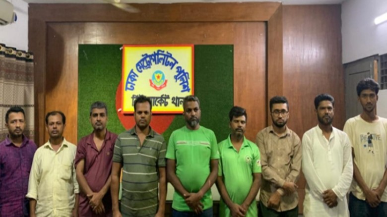 রাজধানীর নিউমার্কেট ও পল্লবী এলাকায় পুলিশের বিশেষ ...